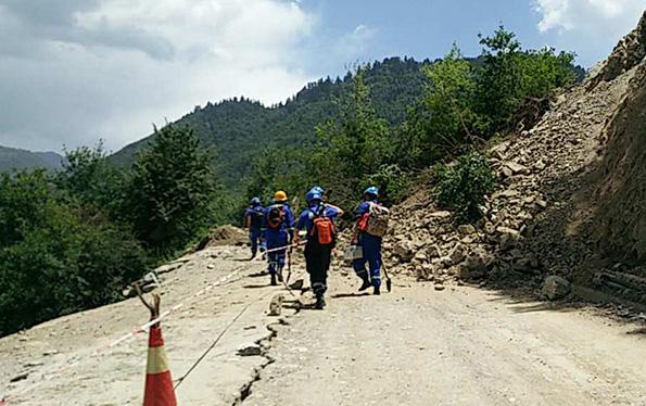 九寨沟7.0地震震后首日：救援队进村排查，外卖员自发送物资